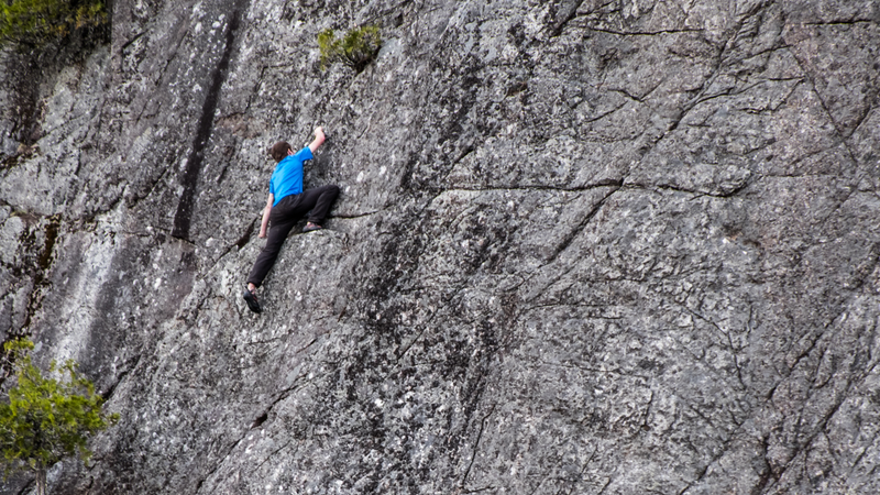 Illustration for article titled How To Climb Big Cliffs Without Ropes And Not Die